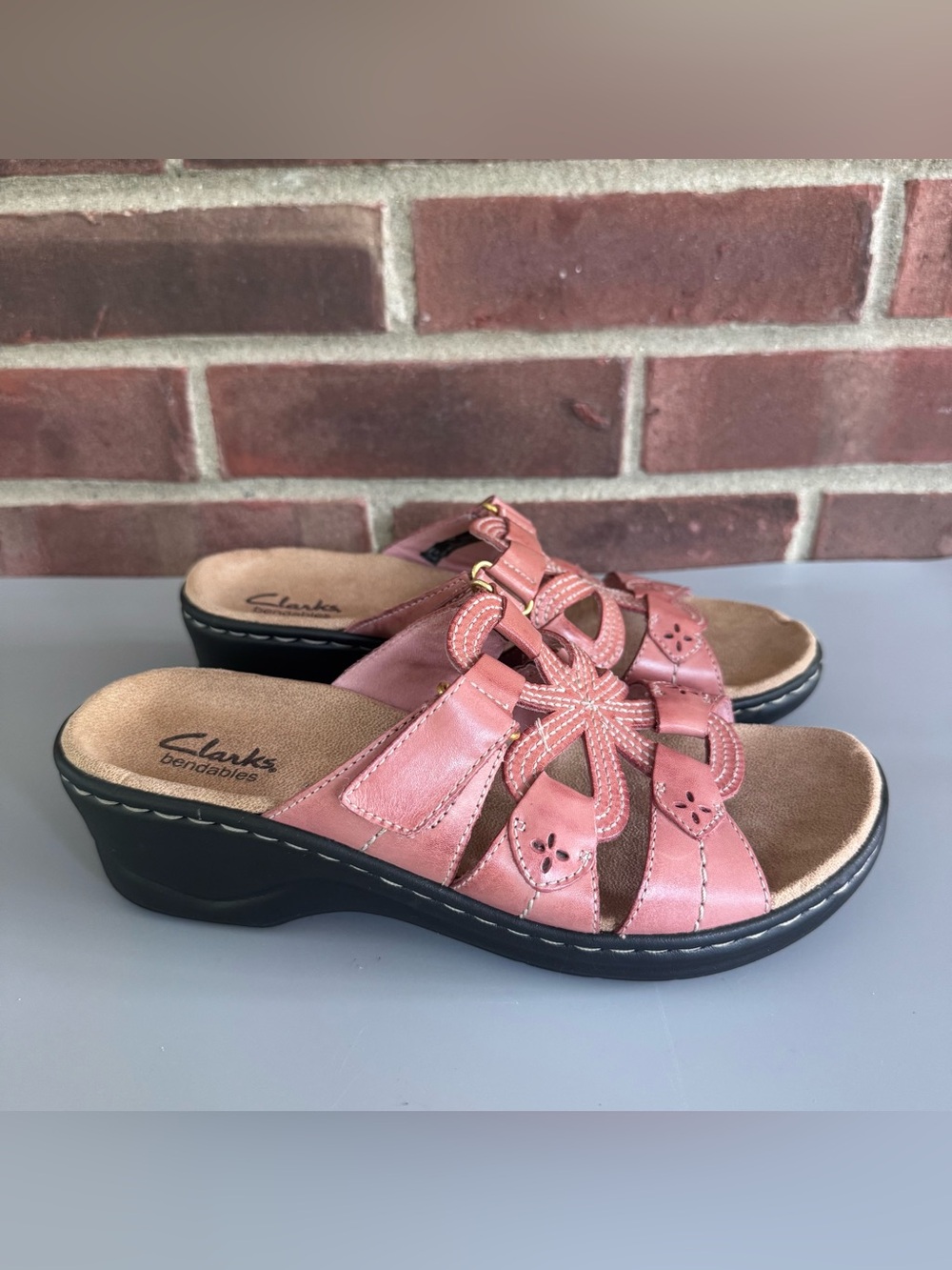 Clarks Bendables Women’s US 7 M Pink Leather Floral Slide Sandals Comfort Wedge.